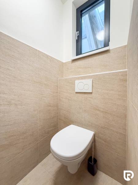 Na prenájom obchodný priestor + sklad, 120m2, FIRMBOX, Trenčín - Toaleta s prírodným obkladom v obchodných priestoroch, jednoduchý dizajn a oknom.