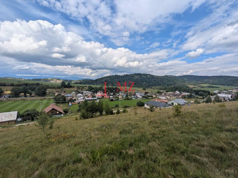 Stavebný pozemok kúsok od lyžiarskych vlekov Čierny Balog - Bexeľ - Vidiecka krajina v Čiernom Balogu s pozemkami na bývanie a rozľahlými lúkami.