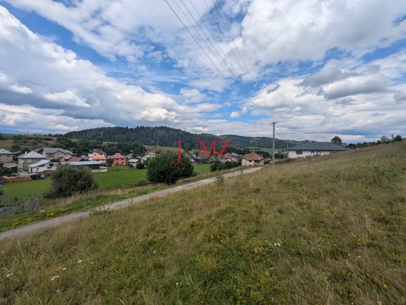 Stavebný pozemok kúsok od lyžiarskych vlekov Čierny Balog - Bexeľ - Pozemky - bývanie v Čiernom Balogu, výhľad na domy, lesy a oblohu s oblakmi.