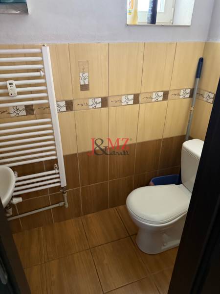 Obchodný priestor, kancelária Sarartovská ul.  - Kúpeľňa s WC a radiátorom na ulici Saratovská, praktické obchodné priestory k dispozícii.