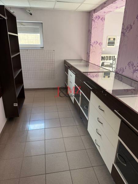 Obchodný priestor, kancelária Sarartovská ul.  - Obchodné priestory na ulici Saratovská s vitrínami, regálmi a kachličkovou podlahou.