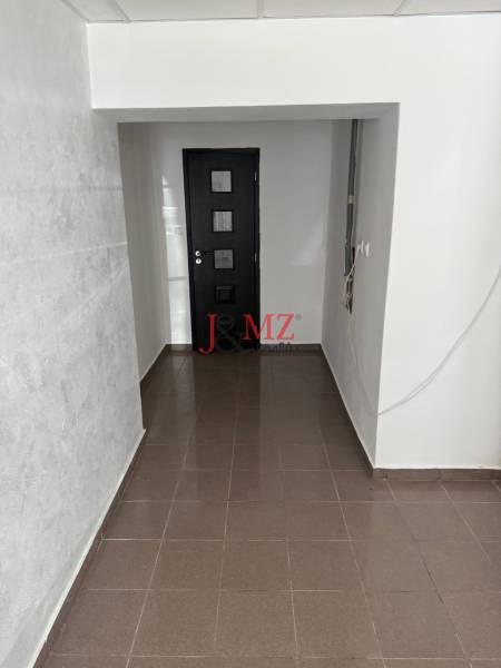 Obchodný priestor, kancelária Sarartovská ul.  - Obchodné priestory s hnedou dlažbou a tmavými dverami.