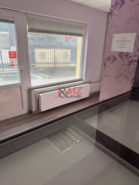 Obchodný priestor, kancelária Sarartovská ul.  - Interiér na ulici Saratovská s výhľadom na Obchodné priestory, decentné osvetlenie a žalúzie.