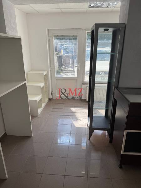 Obchodný priestor, kancelária Sarartovská ul.  - Obchodné priestory s rôznymi policami a presklenou vitrínou, dlažba a presklené dvere.