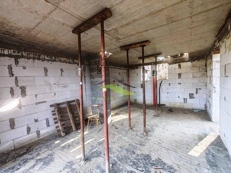 RO Domaša Zajačia Debra - Chata pri vode! - Stavebný interiér chaty s dočasnými podperami, nezakryté tehly a stavebný materiál.
