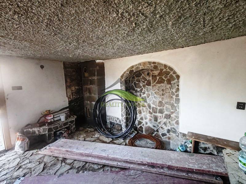 RO Domaša Zajačia Debra - Chata pri vode! - Kamenný interiér s podlahou s dreveným dekorom v chate.