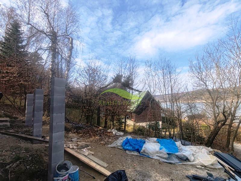 RO Domaša Zajačia Debra - Chata pri vode! - Stavebný materiál vedľa chaty na Zajačej debre v Holčíkovciach s výhľadom na vodnú plochu.