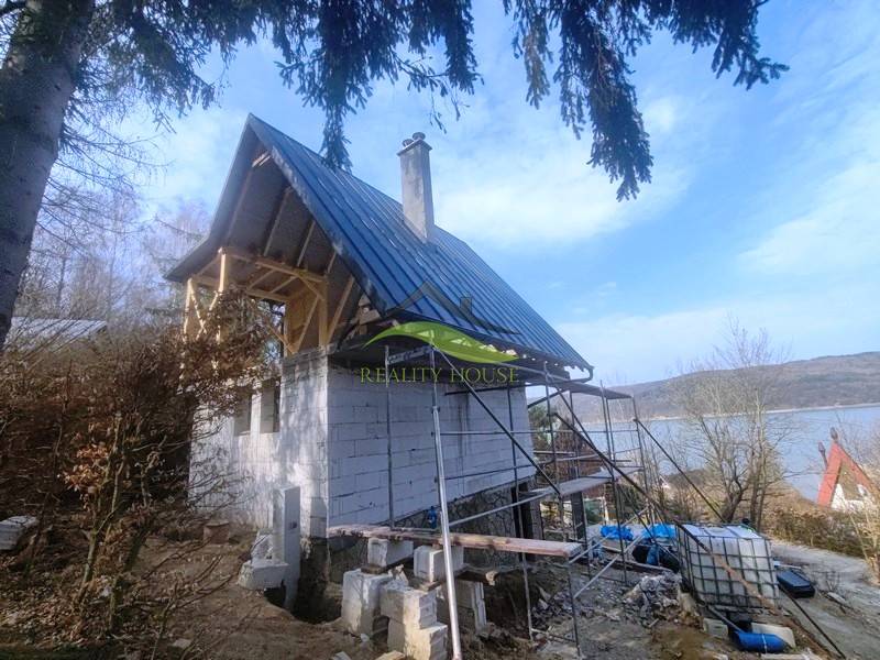 RO Domaša Zajačia Debra - Chata pri vode! - Chata v Holčíkovciach na Zajačej debre s výhľadom na jazero a okolitú prírodu.