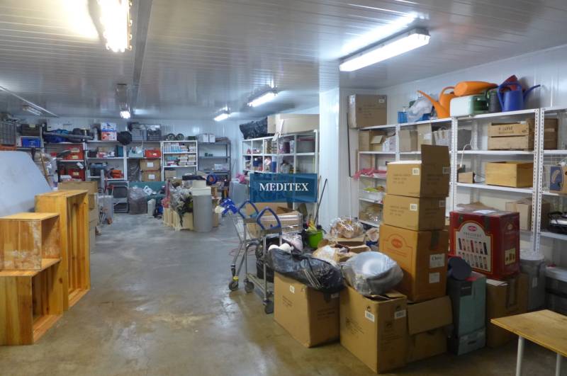 Sklad na prenájom o ploche 95 m2 + kancelária - Úložný priestor Sklady a haly s regálmi a krabicami, rôznorodé vybavenie a materiály.