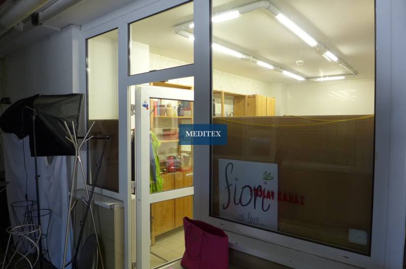 Sklad na prenájom o ploche 95 m2 + kancelária - Interiér s regálmi a osvetlením, pohľad cez sklenené dvere, Sklady a haly.