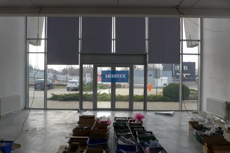 Obchodný priestor na prenájom pri ceste o ploche  372 m2  - Interiér obchodných priestorov v Bratislave s veľkými sklenenými dverami a úložnými boxmi.