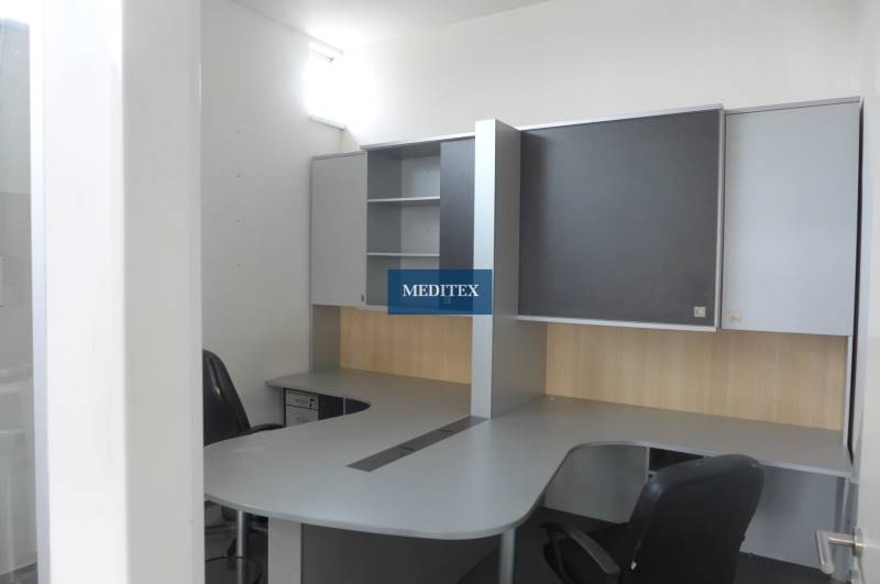 Obchodný priestor na prenájom pri ceste o ploche  372 m2  - Kancelársky priestor s pracovným stolom a úložnými skriňami.