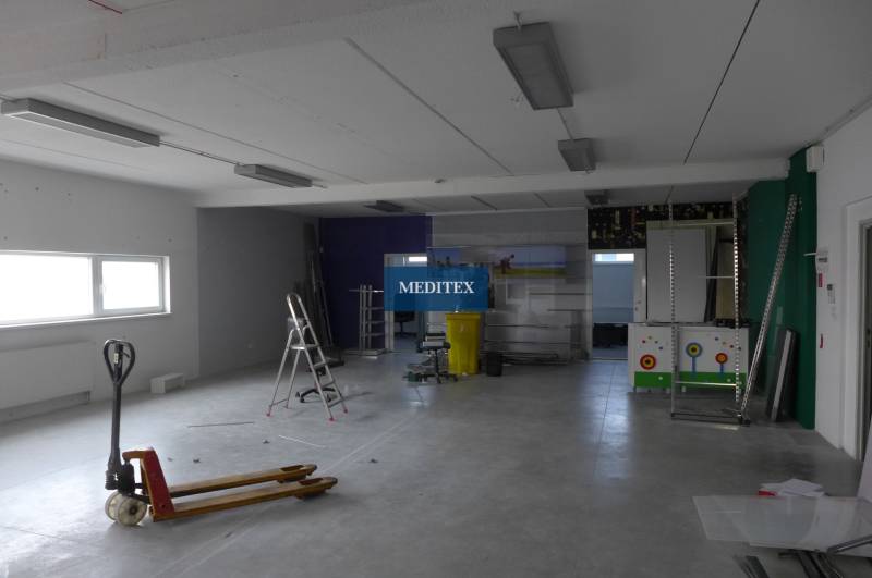 Obchodný priestor na prenájom pri ceste o ploche  372 m2  - Priestory zariadenia s nástrojmi a vybavením, vhodné pre obchodné účely.