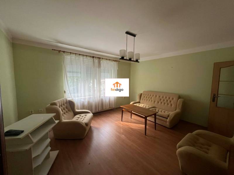 PRENÁJOM - 3-izbového byt vyhľadávaná a kľudná lokalita, Komárno - Obývacia izba v 3-izbovom byte s podlahou s dreveným dekorom a béžovým nábytkom.