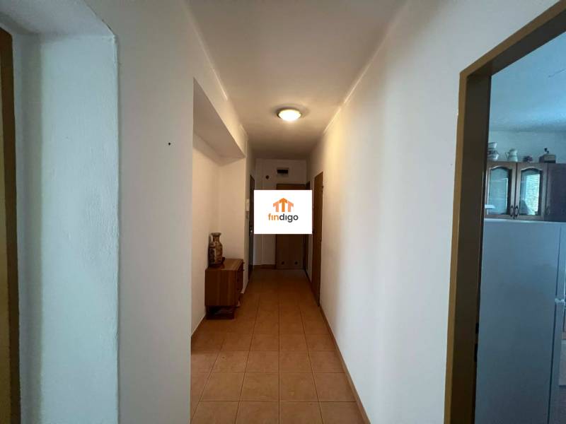 PRENÁJOM - 3-izbového byt vyhľadávaná a kľudná lokalita, Komárno - Chodba v 3-izbovom byte s dlažbou a viditeľnou časťou kuchyne.