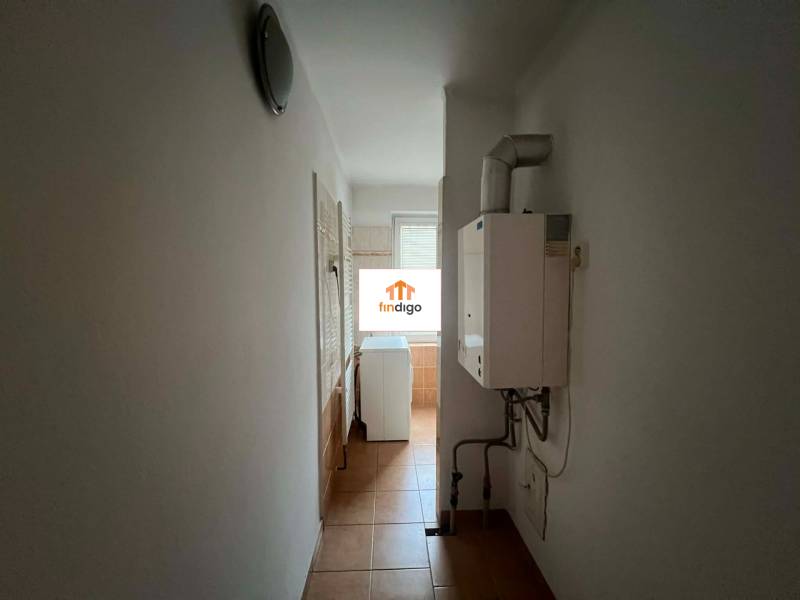 PRENÁJOM - 3-izbového byt vyhľadávaná a kľudná lokalita, Komárno - Úzka chodba v 3-izbovom byte so zariadením na stene a oknom na konci.