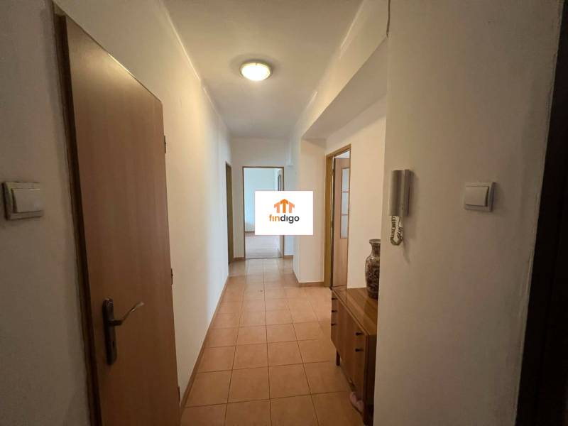 PRENÁJOM - 3-izbového byt vyhľadávaná a kľudná lokalita, Komárno - Chodba v 3-izbovom byte s dlažbou a interkomom na stene.