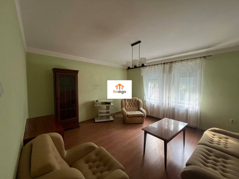 PRENÁJOM - 3-izbového byt vyhľadávaná a kľudná lokalita, Komárno - Obývacia izba s pohovkami, stolíkom a podlahou s dreveným dekorom v 3-izbovom byte.