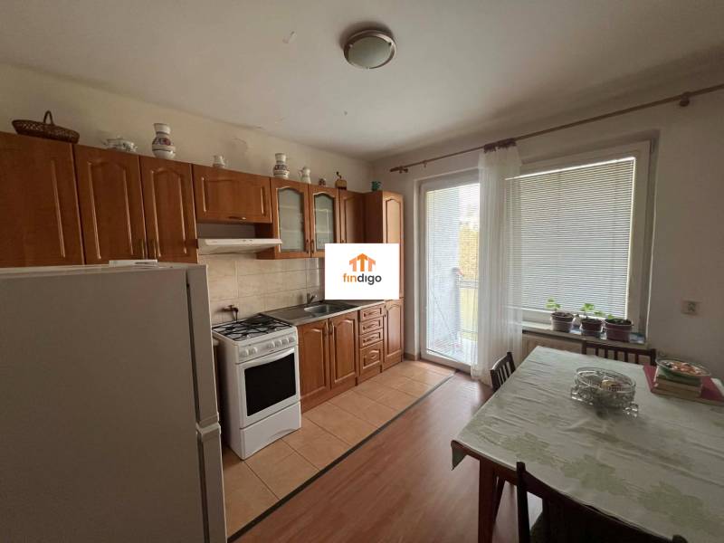 PRENÁJOM - 3-izbového byt vyhľadávaná a kľudná lokalita, Komárno - Kuchyňa v 3-izbovom byte s podlahou s dreveným dekorom a sklenenými dverami na balkón.