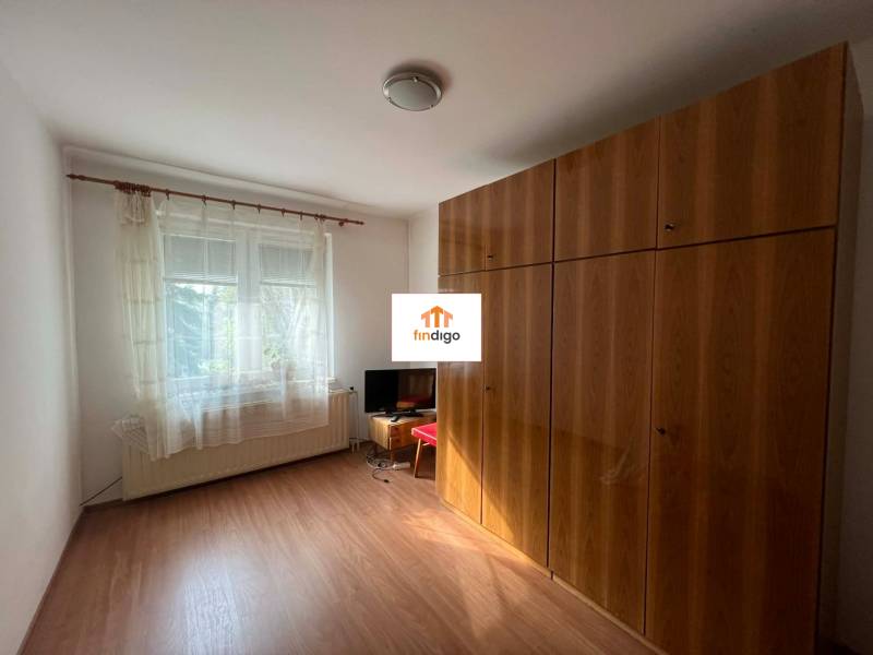 PRENÁJOM - 3-izbového byt vyhľadávaná a kľudná lokalita, Komárno - Izba s podlahou s dreveným dekorom, veľkou skriňou a oknom v 3-izbovom byte.