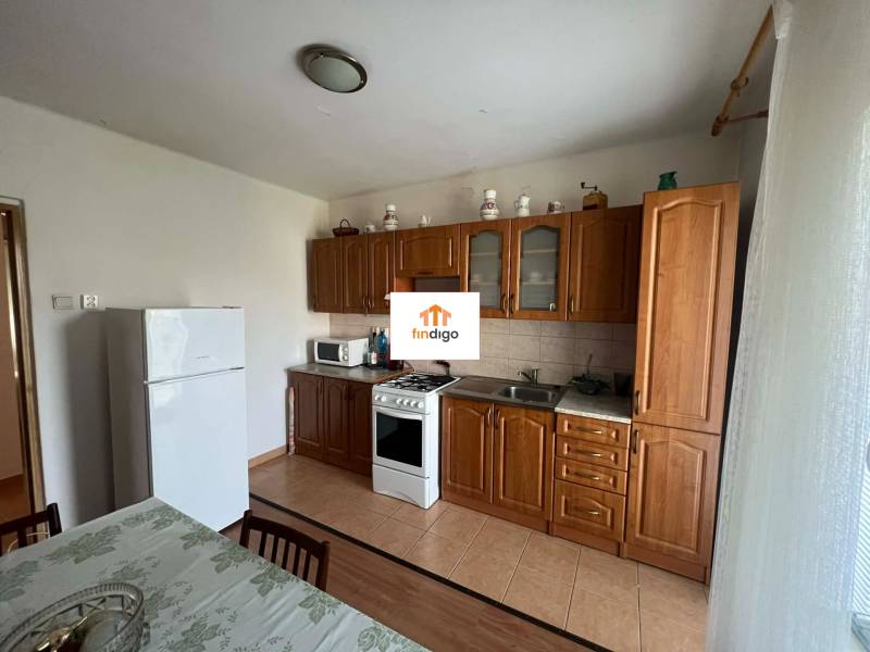 PRENÁJOM - 3-izbového byt vyhľadávaná a kľudná lokalita, Komárno - Kuchyňa s drevenými skrinkami a bielymi spotrebičmi v 3-izbovom byte.