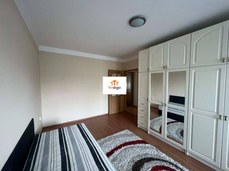 PRENÁJOM - 3-izbového byt vyhľadávaná a kľudná lokalita, Komárno - Spálňa v 3-izbovom byte s podlahou s dreveným dekorom a veľkou skriňou.