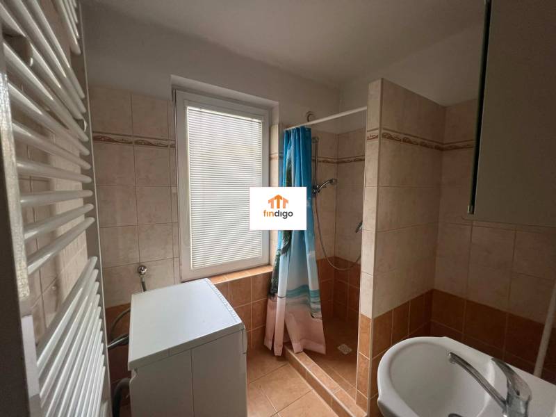 PRENÁJOM - 3-izbového byt vyhľadávaná a kľudná lokalita, Komárno - Kúpeľňa v 3-izbovom byte s práčkou, sprchou a umývadlom, svetlo z okna.