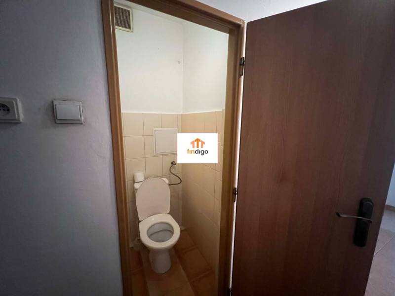 PRENÁJOM - 3-izbového byt vyhľadávaná a kľudná lokalita, Komárno - Toaleta so svetlými obkladačkami a drevenými dverami v 3-izbovom byte.