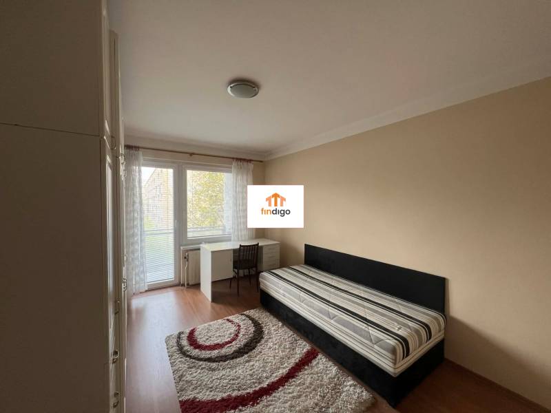 PRENÁJOM - 3-izbového byt vyhľadávaná a kľudná lokalita, Komárno - Izba s posteľou, písacím stolom a podlahou s dreveným dekorom v 3-izbovom byte.