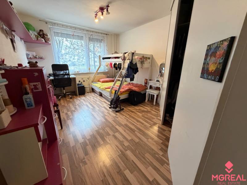 3 izbový byt  Topoľčany blízko centra - Detská izba s podlahou s dreveným dekorom, poschodovou posteľou a pracovným stolom.