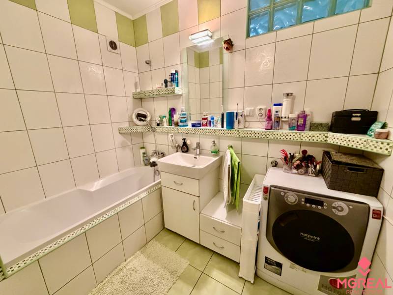 3 izbový byt  Topoľčany blízko centra - Kúpeľňa so sprchou, často používaná, vyzerá ako súčasť 3-izbového bytu.