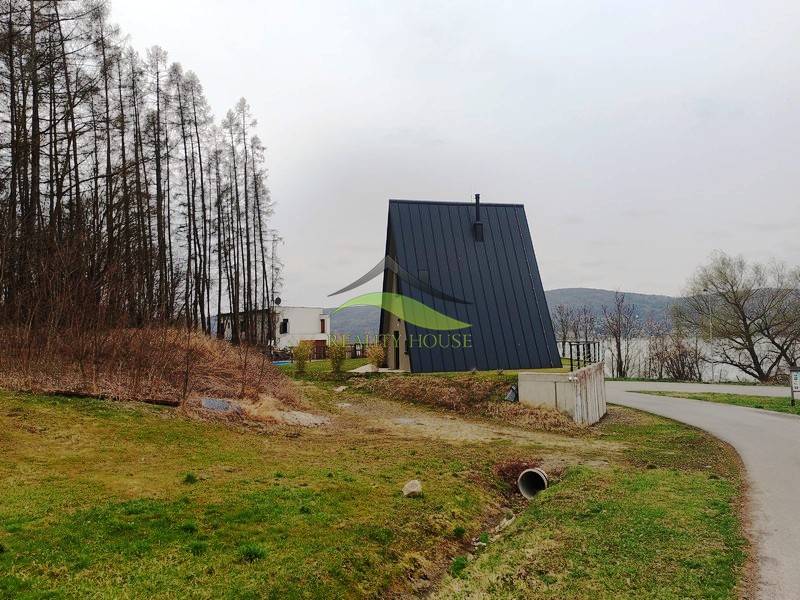 Luxusná Apartmánová chata Domaša Eva: Airbnb Hit! - Chata v Holčíkovciach na ulici Eva pri lese, neďaleko vodnej plochy.