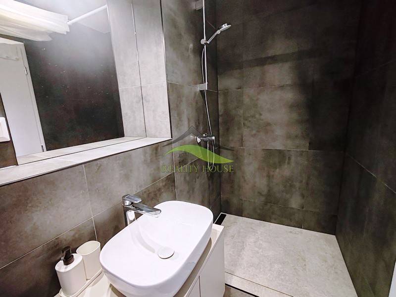 Luxusná Apartmánová chata Domaša Eva: Airbnb Hit! - Kúpeľňa v chate s umývadlom, zrkadlom a sprchovým kútom s tmavými obkladmi.