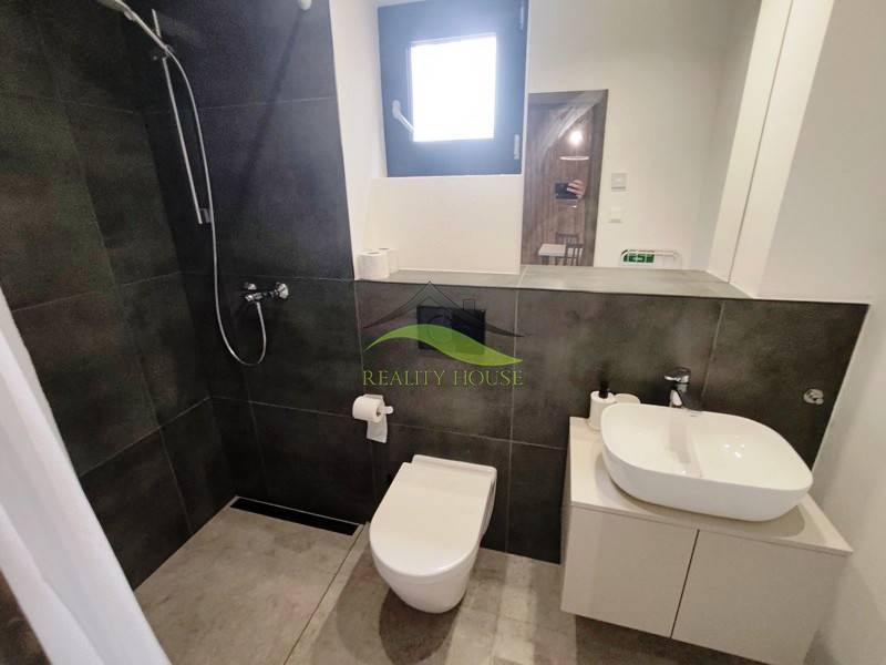 Luxusná Apartmánová chata Domaša Eva: Airbnb Hit! - Kúpeľňa v chate so sprchovým kútom, moderným umývadlom a toaletou na podlahe s dreveným dekorom.