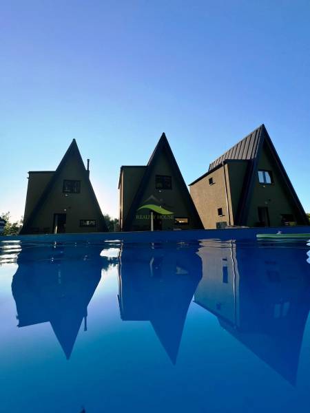 Luxusná Apartmánová chata Domaša Eva: Airbnb Hit! - Chaty na ulici Evy v Holčíkovciach pri bazéne s modrou vodnou hladinou.