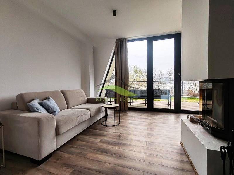 Luxusná Apartmánová chata Domaša Eva: Airbnb Hit! - Obývačka v Chate s krbom, pohovkou a podlahou s dreveným dekorom.