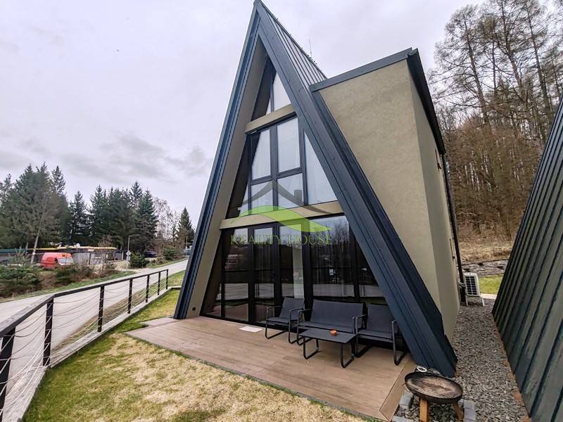 Luxusná Apartmánová chata Domaša Eva: Airbnb Hit! - Chata na ulici Eva v Holčíkovciach so šikmou strechou a terasou.