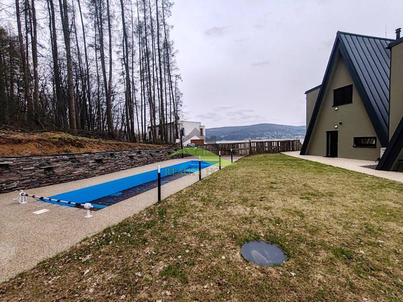 Luxusná Apartmánová chata Domaša Eva: Airbnb Hit! - Chata na ulici Evy v Holčíkovciach s bazénom a trávnikom obklopená lesom.