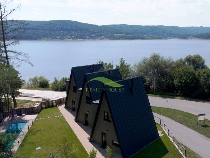 Luxusná Apartmánová chata Domaša Eva: Airbnb Hit! - Chata na brehu rieky v Holčíkovciach na ulici Eva s výhľadom na prírodu.