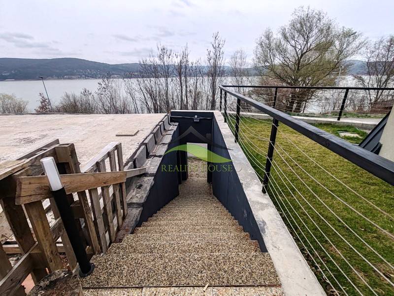 Luxusná Apartmánová chata Domaša Eva: Airbnb Hit! - Exteriér v Holčíkovciach na ulici Eva s výhľadom na jazero a schodiskom.