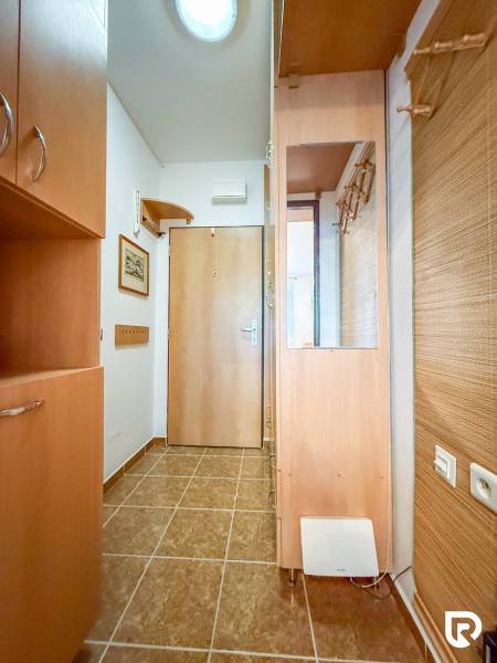 Na prenájom garsónka 30m2, Východná - Trenčín - Predsieň v garsónke s dlažbou, skriňami a zrkadlom, dekor dreva.