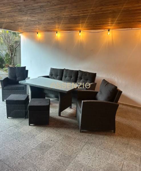 - PRENÁJOM - 2 IZBOVÝ BYT - DOLNÁ UL. - STARÉ MESTO - Vonkajšie posedenie s ratanovým nábytkom a svetielkami na terase.