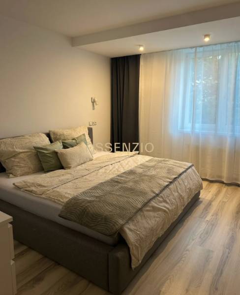 - PRENÁJOM - 2 IZBOVÝ BYT - DOLNÁ UL. - STARÉ MESTO - Spálňa v 2-izbovom byte s posteľou a podlahou s dreveným dekorom.