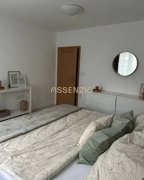 - PRENÁJOM - 2 IZBOVÝ BYT - DOLNÁ UL. - STARÉ MESTO - Spálňa v 2-izbovom byte s bielym nábytkom a posteľou s vankúšmi.