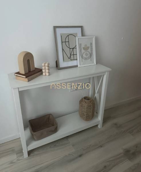 - PRENÁJOM - 2 IZBOVÝ BYT - DOLNÁ UL. - STARÉ MESTO - Biela konzola s dekoráciami, drevený dekor podlahy, 2-izbový byt.