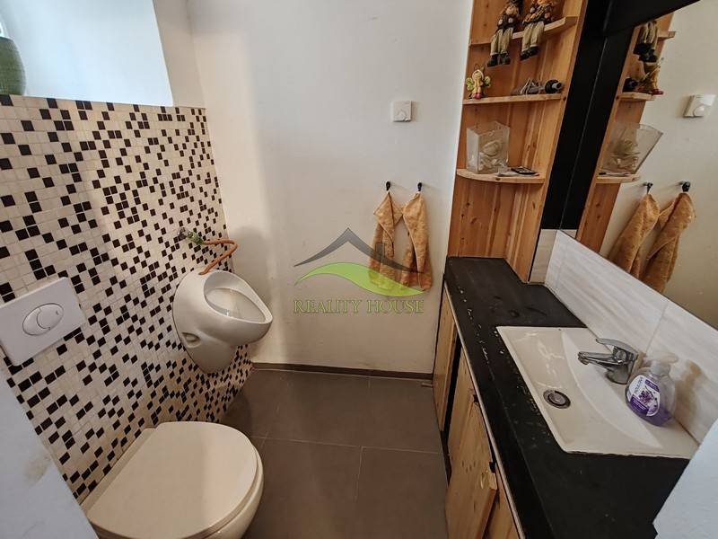 Piskorovce: Chalupa s Wellness + Garážou! - Kúpeľňa v rodinnom dome s umývadlom, zrkadlom a mozaikovými obkladačkami.