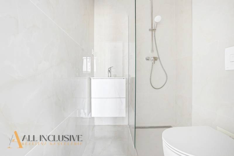 Na predaj 3-izb. byt so záhradou, Dunajská Streda - V kúpeľni 3-izbového bytu vyčnieva v perleť-nevy vyrobená vyvýjavička a vyvíjacír.