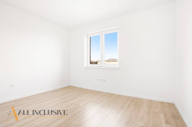 Na predaj 3-izb. byt so záhradou, Dunajská Streda - Prázdna izba so svetlými stenami a podlahou s dreveným dekorom v 3-izbovom byte.