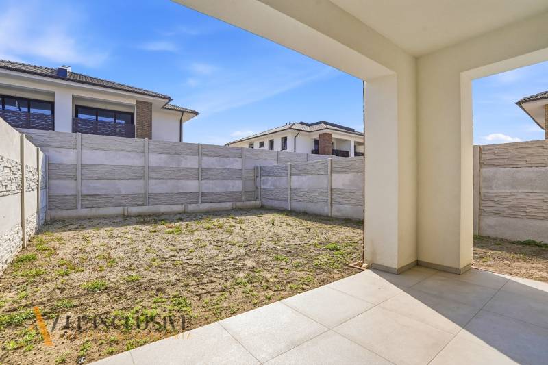 Na predaj 3-izb. byt so záhradou, Dunajská Streda - Exteriér 3-izbového bytu na Malom Blahove v Dunajskej Strede s oploteným pozemkom.