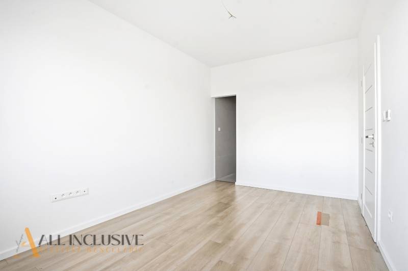 Na predaj 3-izb. byt so záhradou, Dunajská Streda - Izba v 3-izbovom byte s bielymi stenami a podlahou s dreveným dekorom.